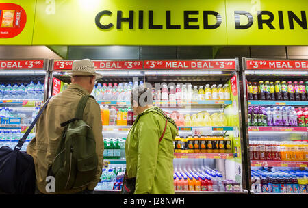 W H Smith meal deal en boutique duty free de l'aéroport de Manchester. UK Banque D'Images