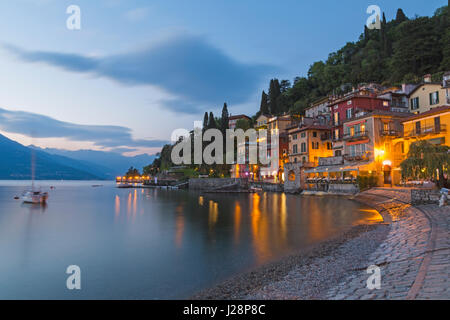Village de Varenna dans la lumière du soir crépuscule sur la rive orientale du lac de Côme en Italie en avril Banque D'Images