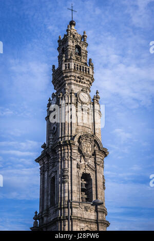 Clocher de l'Église des clercs (église des membres du clergé) à Vitoria une paroisse civile de la ville de Porto sur la péninsule ibérique, deuxième plus grande ville du Portugal Banque D'Images