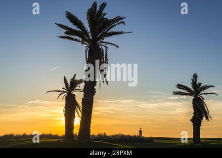 Coucher de soleil sur plage de Foz do Douro district de la ville de Porto, deuxième ville du Portugal. Felgueiras phare sur l'arrière-plan Banque D'Images