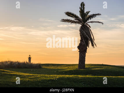 Coucher de soleil sur plage de Foz do Douro district de la ville de Porto, deuxième ville du Portugal. Felgueiras phare sur l'arrière-plan Banque D'Images