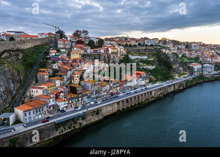 Vue aérienne du Pont Dom Luis I sur la partie ancienne de Porto, Portugal. Avec vue sur la paroi et funiculaire Guindais Fernandina Banque D'Images