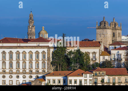 Le Palais de l'Évêché, clocher de l'église et des clercs de la Cathédrale Se la ville de Porto, deuxième ville du Portugal. Vue de la ville de Vila Nova de Gaia Banque D'Images