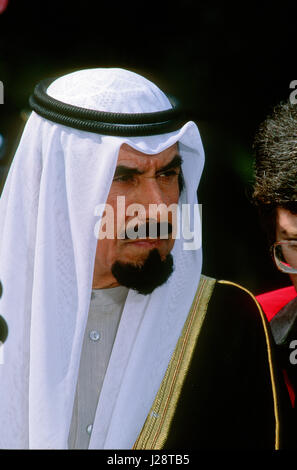 L'Émir du Koweït Cheikh Jaber Al-Sabah répond aux questions des journalistes sur la pelouse Sud allée après sa rencontre avec le président George H. W. Bush lors de sa visite à la Maison Blanche à Washington DC. Le 28 septembre 1990. Photo par Mark Reinstein Banque D'Images