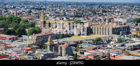 Matin vue aérienne paysage urbain de Cholula avec Capilla Real o de Naturales, Mexique Banque D'Images