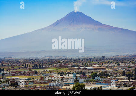 Vue aérienne de la belle montagne Popocatepetl de fumée, Cholula, Mexique Banque D'Images