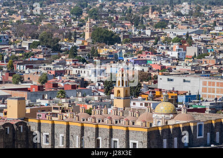 Matin vue aérienne paysage urbain de Cholula avec Capilla Real o de Naturales, Mexique Banque D'Images