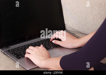 Espace de travail avec les mains de la saisie sur ordinateur portable. Mise à plat, vue du dessus Banque D'Images