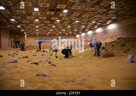 Préparer les scientifiques d'un entrepôt à Stevenage pour ressembler à la surface de Mars pour tester l'ESA Mission to Mars Rover ExoMars Banque D'Images