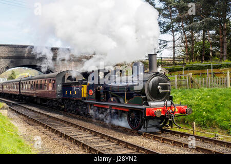 Un train à vapeur sur le chemin North Norfolk Weybourne loin de têtes avec un train à destination d'Holt. Banque D'Images