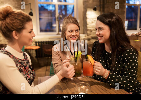 Happy friends clinking boissons au restaurant Banque D'Images