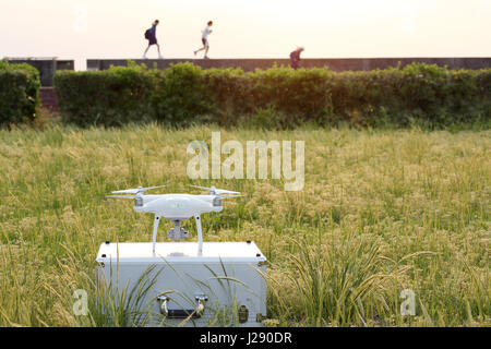 Avant le vol de drones sur sac en métal Banque D'Images