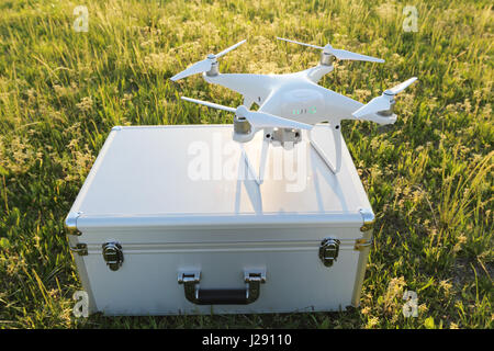 Drone sur métal blanc sac et prêt à voler Banque D'Images