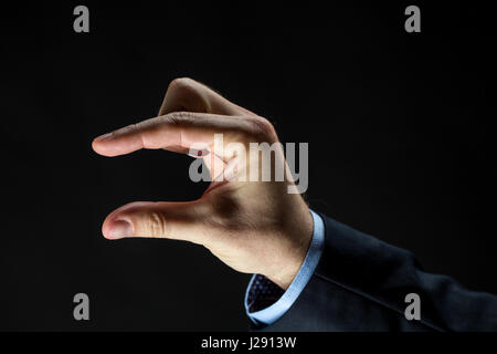 Close up of businessman part montrant petite taille Banque D'Images