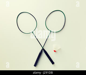 Close up de raquettes de badminton avec volant Banque D'Images