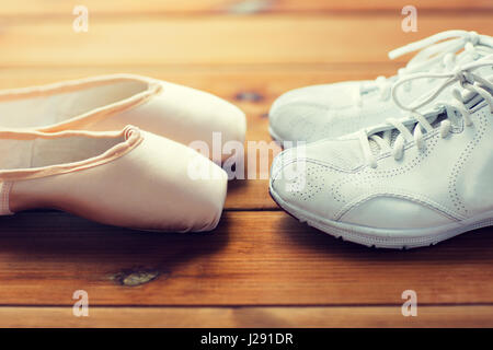 Close up d'espadrilles et les pointes sur bois Banque D'Images