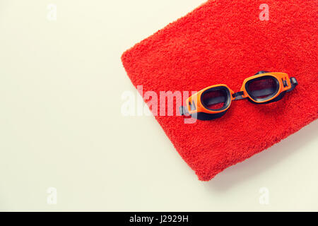 Close up de lunettes de natation et des serviettes Banque D'Images
