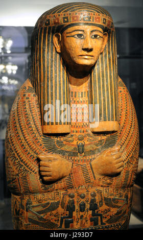 L'Égypte. Couvercle de sarcophage, la fonction sacerdotale de Deir el-Bahri, près de Louxor. Prêtre. 21e dynastie. Troisième période intermédiaire. Décoré : bras croisés, fausse barbe, peinture sur un fond jaune, laque. Musée historique. Oslo. La Norvège. Banque D'Images