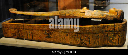 L'Égypte. Couvercle de sarcophage, la fonction sacerdotale de Deir el-Bahri, près de Louxor. Prêtre. 21e dynastie. Troisième période intermédiaire. Décoré : bras croisés, fausse barbe, peinture sur un fond jaune, laque. Musée historique. Oslo. La Norvège. Banque D'Images