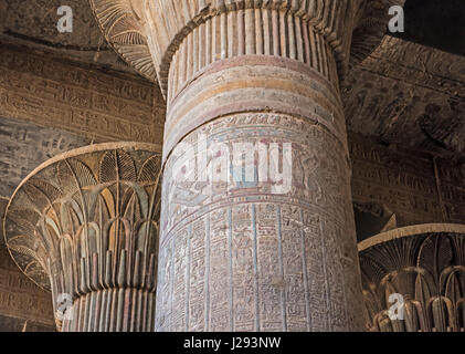 Colonnes de l'ancien temple égyptien de khnoum à esna avec sculptures hiéroglyphiques peints Banque D'Images