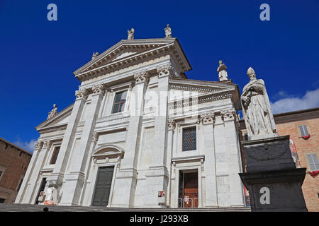 Vue de la cathédrale, le Duomo di Urbino, Cathédrale Metropolitana di Santa Maria Assunta, Urbino Duomo, Marches, Italie Banque D'Images