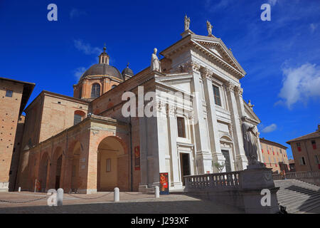 Vue de la cathédrale, le Duomo di Urbino, Cathédrale Metropolitana di Santa Maria Assunta, Urbino Duomo, Marches, Italie Banque D'Images