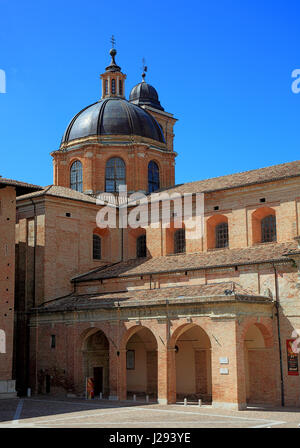 Vue de la cathédrale, le Duomo di Urbino, Cathédrale Metropolitana di Santa Maria AssuntaDuomo, Urbino, Marches, Italie Banque D'Images