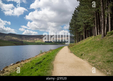 Belle journée de printemps à réservoir Pierre Colombe, Greenfield, Greater Manchester, Angleterre Banque D'Images