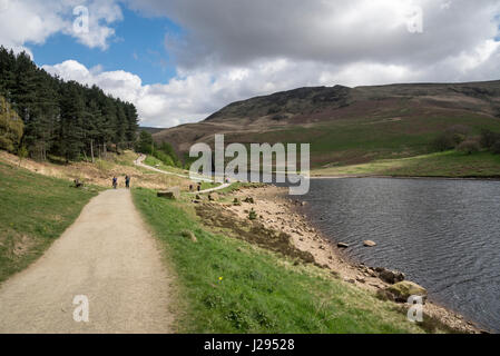 Belle journée de printemps à réservoir Pierre Colombe, Greenfield, Greater Manchester, Angleterre Banque D'Images