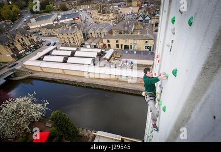 Grimpeur de l'équipe Go Luc Murphy sur le Royaume Uni à l'homme le plus haut mur d'escalade extérieur de l'avant de l'ouverture d'ROKTFACE dans le Yorkshire. Banque D'Images