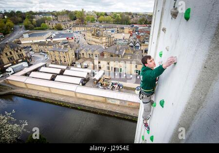 Grimpeur de l'équipe Go Luc Murphy sur le Royaume Uni à l'homme le plus haut mur d'escalade extérieur de l'avant de l'ouverture d'ROKTFACE dans le Yorkshire. Banque D'Images