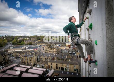 Grimpeur de l'équipe Go Luc Murphy sur le Royaume Uni à l'homme le plus haut mur d'escalade extérieur de l'avant de l'ouverture d'ROKTFACE dans le Yorkshire. Banque D'Images