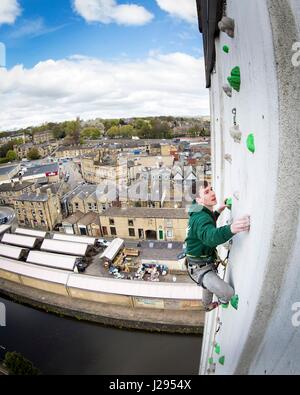 Grimpeur de l'équipe Go Luc Murphy sur le Royaume Uni à l'homme le plus haut mur d'escalade extérieur de l'avant de l'ouverture d'ROKTFACE dans le Yorkshire. Banque D'Images