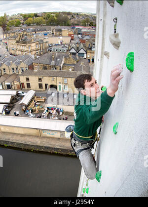 Grimpeur de l'équipe Go Luc Murphy sur le Royaume Uni à l'homme le plus haut mur d'escalade extérieur de l'avant de l'ouverture d'ROKTFACE dans le Yorkshire. Banque D'Images