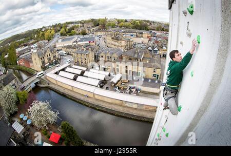 Grimpeur de l'équipe Go Luc Murphy sur le Royaume Uni à l'homme le plus haut mur d'escalade extérieur de l'avant de l'ouverture d'ROKTFACE dans le Yorkshire. Banque D'Images