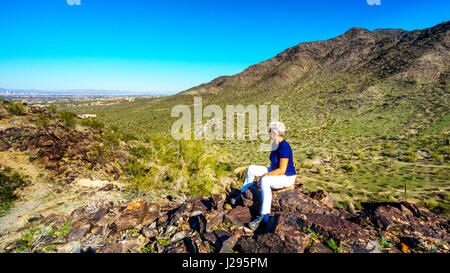 A senior woman profiter de beaux sentiers de randonnées dans le désert de South Mountain Park, à Phoenix en Arizona Banque D'Images