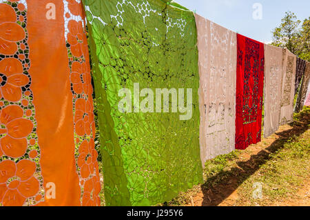 Ampasipohy, Nosy Be, Madagascar - Le 19 décembre 2015 : la vente de nappes dans le village de l'Ampasipohy, Ile Nosy Be, Madagascar. Il Banque D'Images