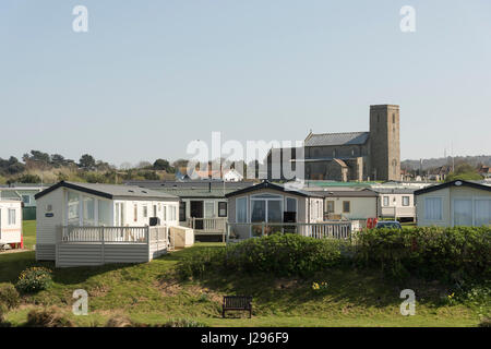 Un paysage de la côte de Norfolk UK à Beeston Regis montrant une grande caravane statique ou mobile home site Banque D'Images