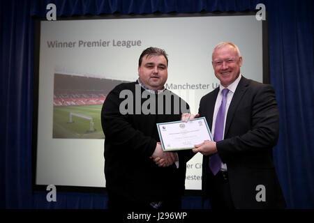 Recevoir Manchester United Premier League Équipe de motifs de la saison 2016/17 prix pendant la conférence de responsables du football professionnel au stade de Twickenham, Londres. ASSOCIATION DE PRESSE Photo. Photo date : mercredi 26 avril, 2017. Crédit photo doit se lire : Steven Paston/PA Wire Banque D'Images