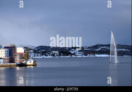 Le Selbanes Selbanes Seil, voile, fontaine dans le port de Harstad. Harstad, Troms, Norvège. Banque D'Images