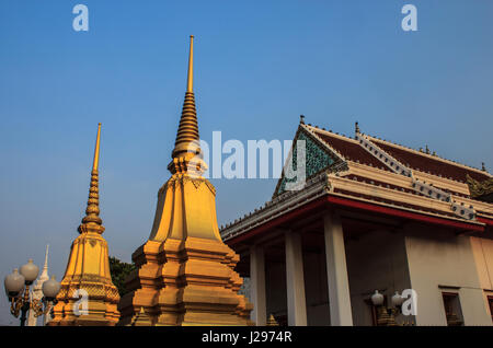 Lits jumeaux anciens pagodes Wat Intharam Golden Temple à Bangkok, Thaïlande. Banque D'Images