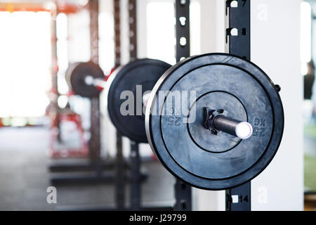 Close up of metal Heavy dans le support d'haltères dans une salle de sport moderne. L'équipement de formation de poids Banque D'Images