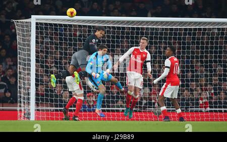 Virgil van Dijk de Southampton entre en collision avec d'arsenaux nucléaires Emiliano Martinez au cours de l'EFL Cup quarter-final match entre Arsenal et de Southampton à l'Emirates Stadium à Londres. Le 30 novembre 2016. Utilisez uniquement rédactionnel - Premier League Ligue de football et les images sont soumis à licence DataCo voir le www.football-dataco.com Banque D'Images