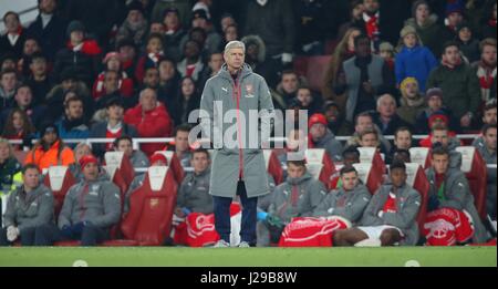 Gestionnaire d'Arsenal Arsène Wenger regarde au cours de l'EFL Cup quarter-final match entre Arsenal et de Southampton à l'Emirates Stadium à Londres. Le 30 novembre 2016. Utilisez uniquement rédactionnel - Premier League Ligue de football et les images sont soumis à licence DataCo voir le www.football-dataco.com Banque D'Images