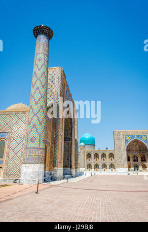 SAMARKAND, OUZBÉKISTAN - 28 août : en face de mausolée Registan, célèbre monument de l'Ouzbékistan. Samarkand, août 2016 Banque D'Images