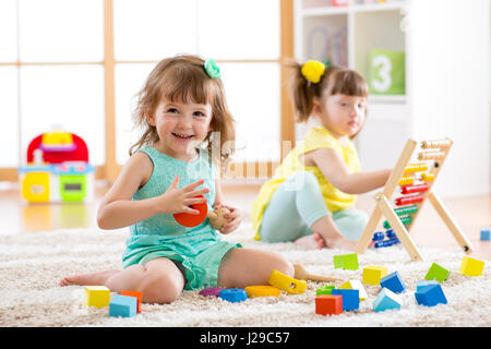 Adorables enfants jouant jouets colorés Banque D'Images