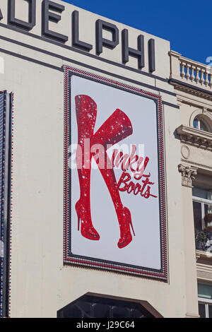 Londres, Westminster l'Adelphi Theatre dans le Strand, publicité la comédie musicale "Kinky Boots' Banque D'Images