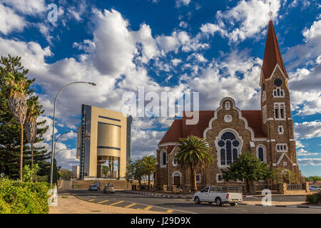 Luteran et Christ Church Road avec des voitures en face, Windhoek, Namibie Banque D'Images