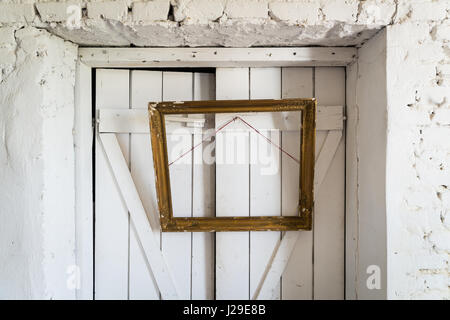 Ancienne peinture en bois suspendue sur le châssis de portes en bois Banque D'Images