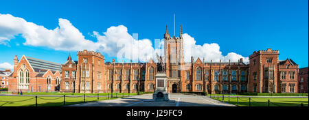 La Queen's University de Belfast avec une pelouse en senset la lumière. Large pamorama, Banque D'Images